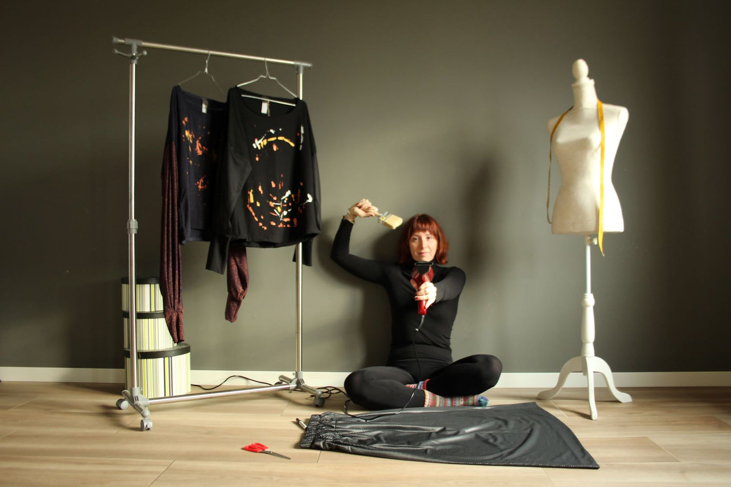 donatella fondatrice di ddlab mentre realizza i suoi capi unici