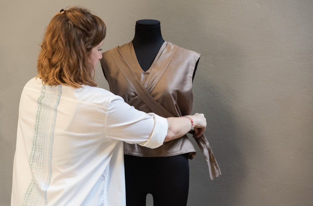 Dall’idea al bozzetto, fino al fitting finale: cosa succede quando crei un abito con noi