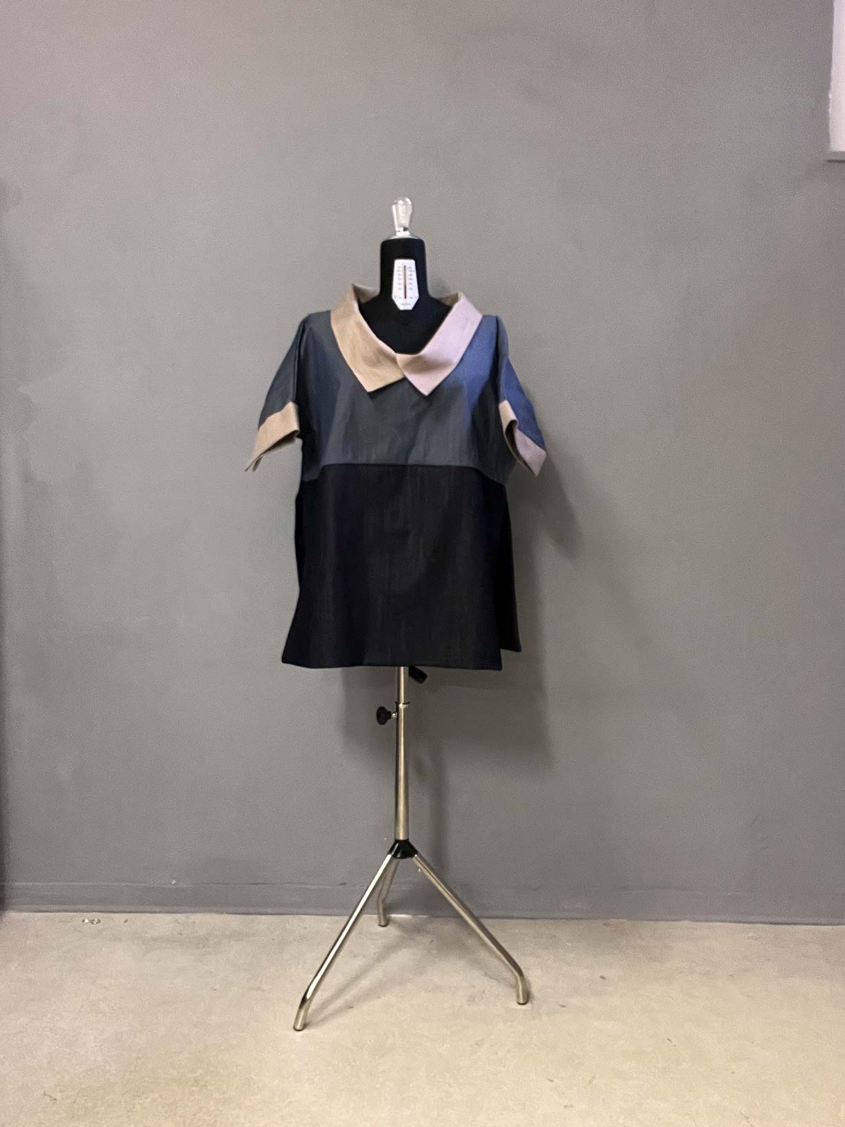 maglia chiara, cubotto, fronte, jeans, 3 colori