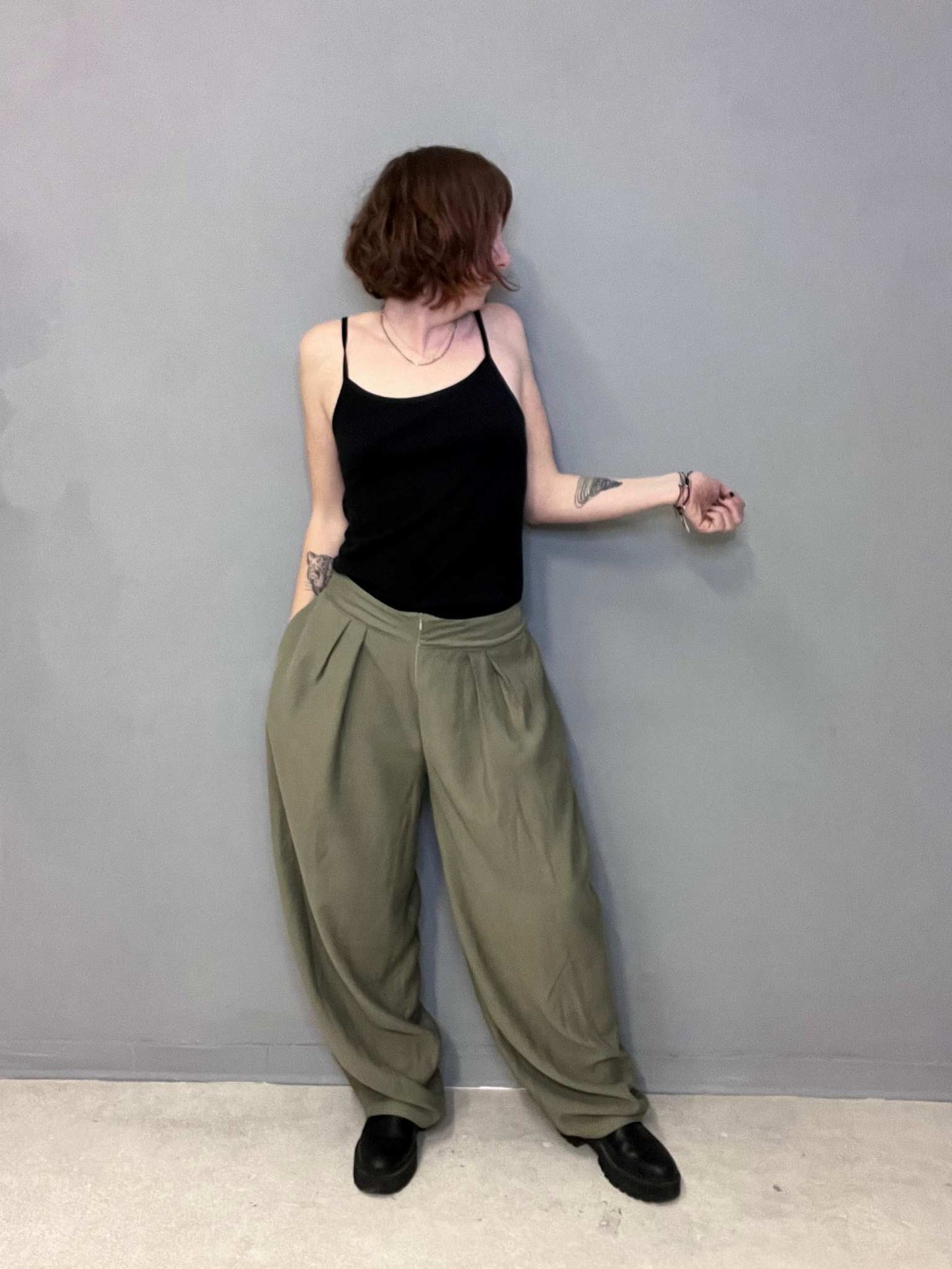 pantalone emi verde militare indossato da donatella ddlab