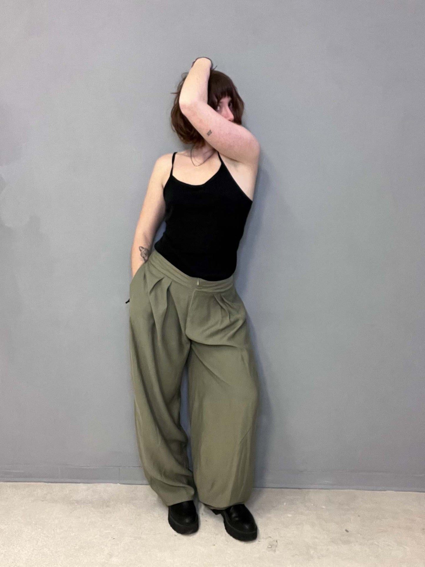 pantalone emi verde militare indossato da donatella ddlab