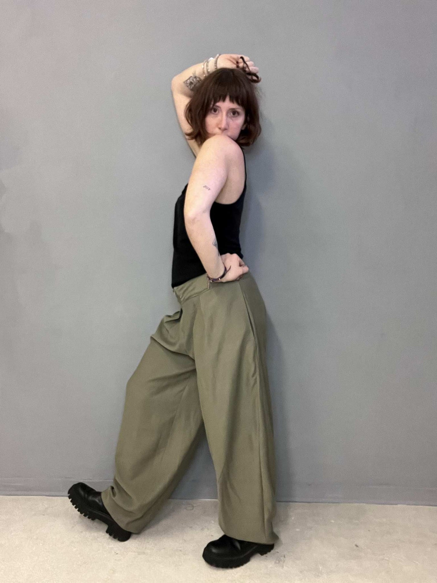 pantalone emi verde militare indossato da donatella ddlab